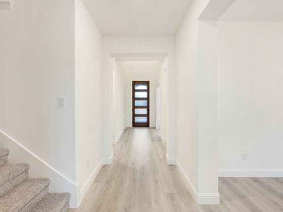 5th image of 905 Greenleaf Ct