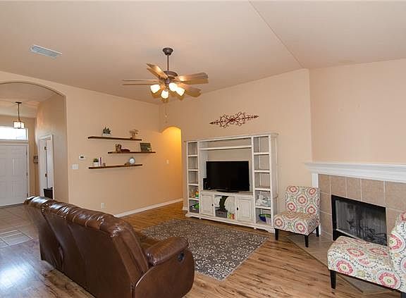 4th image of 1009 Downridge Dr