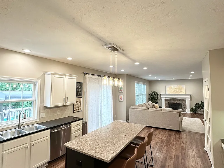 234 Grayfield Ct SE — Photo 3