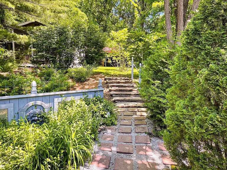 320 Leopole Rd — Photo 31