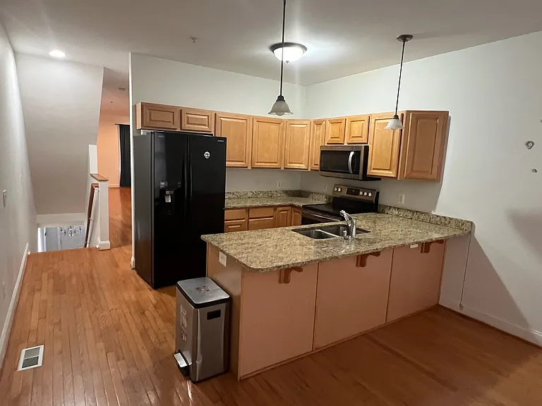 2115 E Fairmount Ave — Photo 10