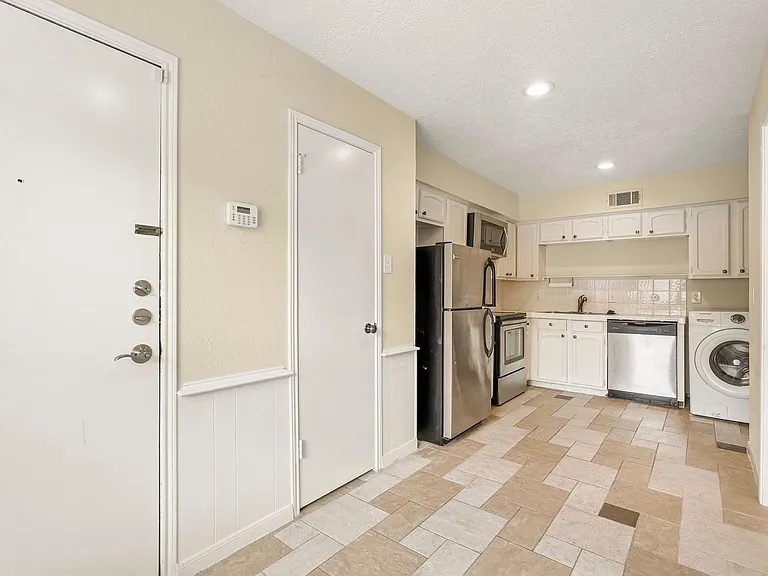 496 N Post Oak Ln — Photo 17