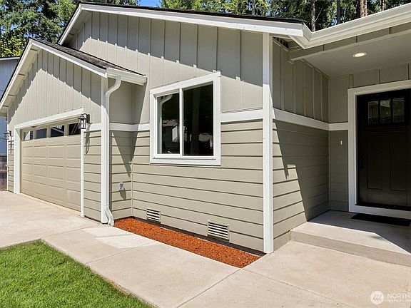 3rd image of 18042 Highland Court SE