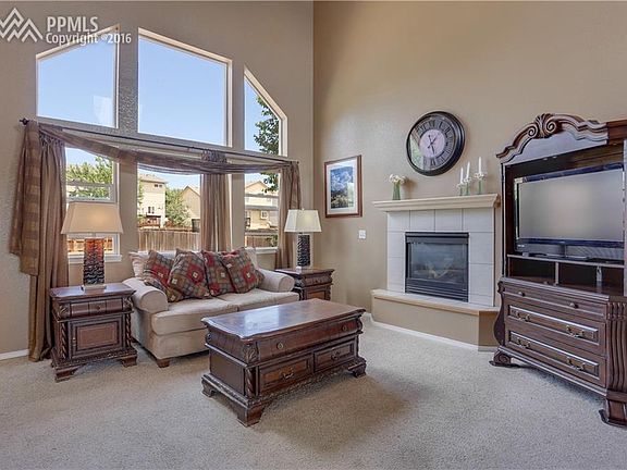 Enjoy entertaining in this stunning great room with 2-story ceilings and expansi