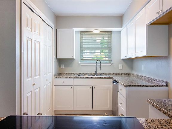 4th image of 111 River Point Dr APT B
