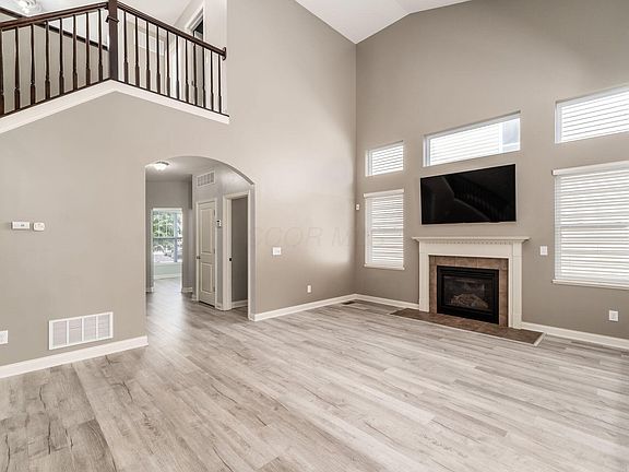 3rd image of 372 Hanton Way
