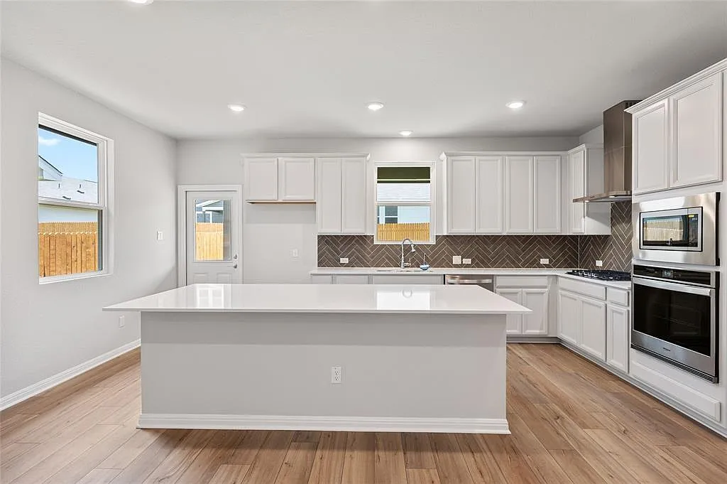 6 bed, 4.0 bath, 2904 sqft, $2,599 — Photo 3
