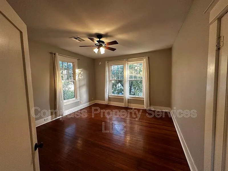 3 bed, 3.0 bath, 2300 sqft, $2,300 — Photo 3