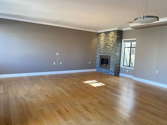 4th image of 835 Lombard St