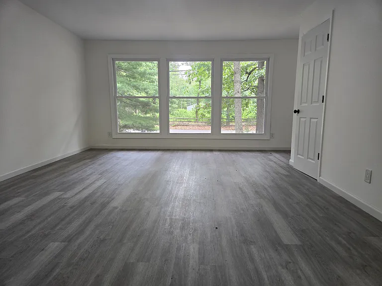 115 Maple Dr — Photo 2