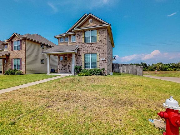 3rd image of 2943 McLaren Dr