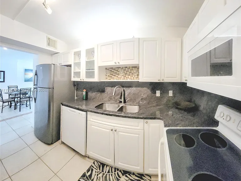 400 S Kings Point Dr #220 — Photo 14
