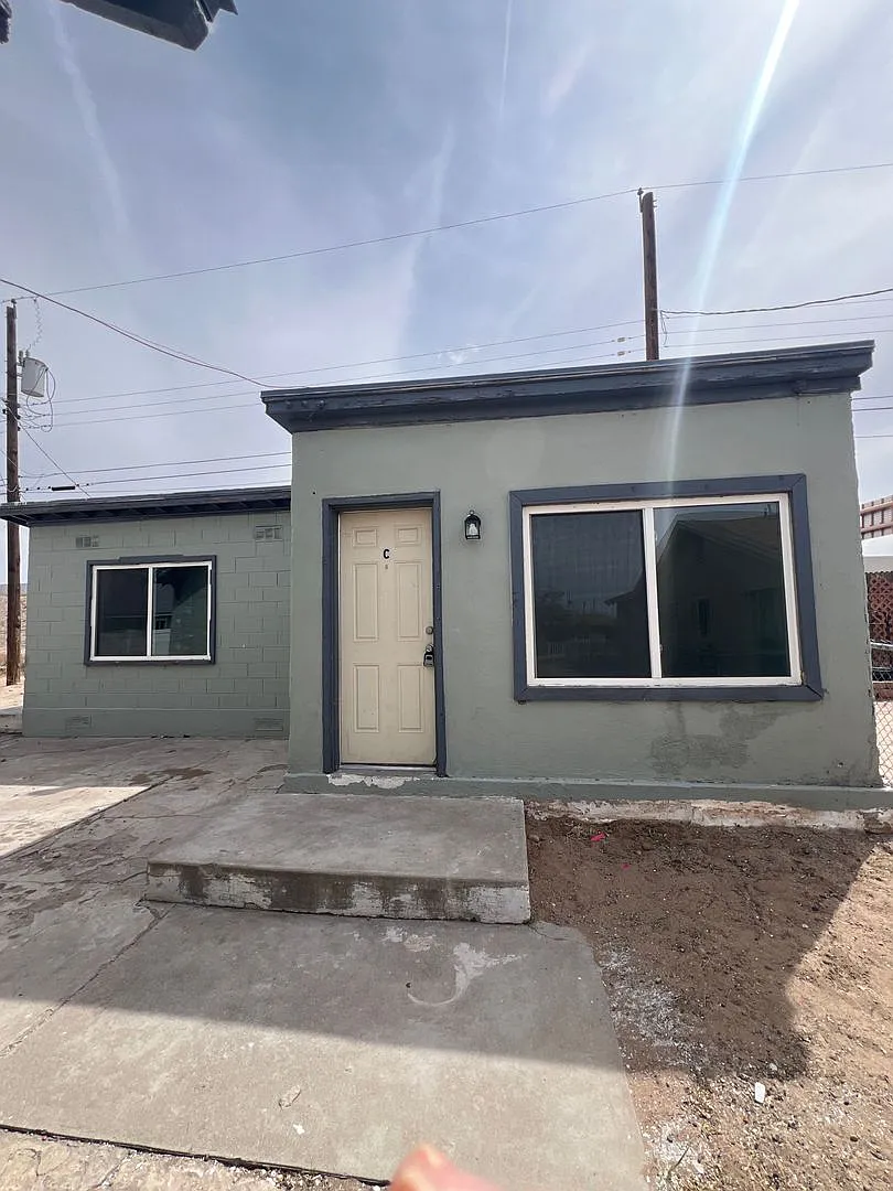 Cute Casita Style Living in historic Albuquerque 1 Bedroom 1 Bath. — Photo 1