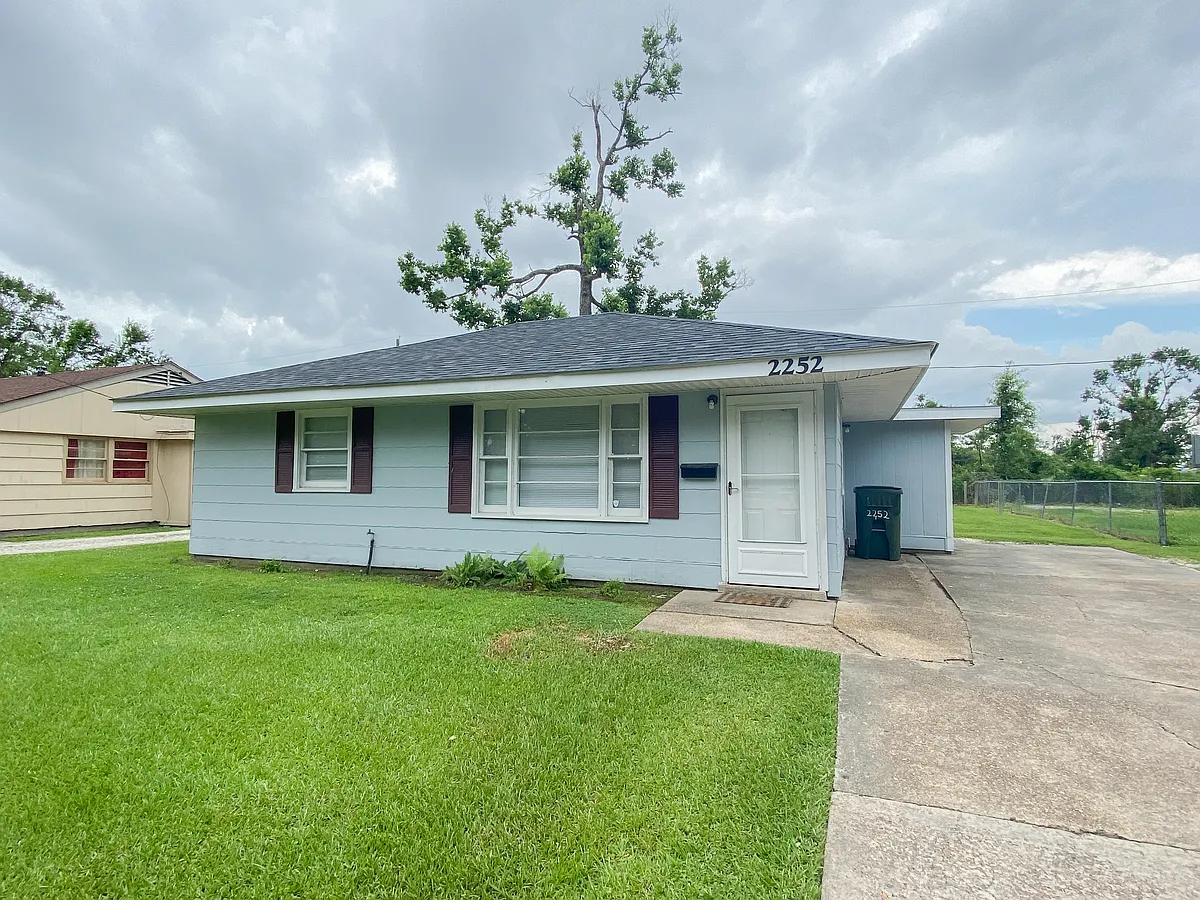Building Photo - 2252 E Prien Lake Rd
