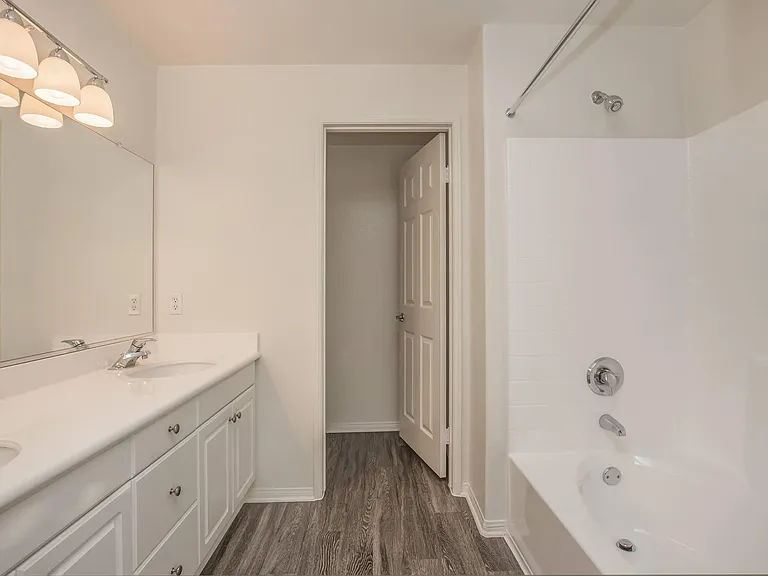 Laurel Canyon Apartment Homes — Photo 36