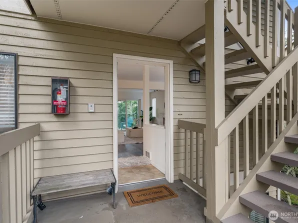 412 10th Street #B202, Kirkland, WA 98033