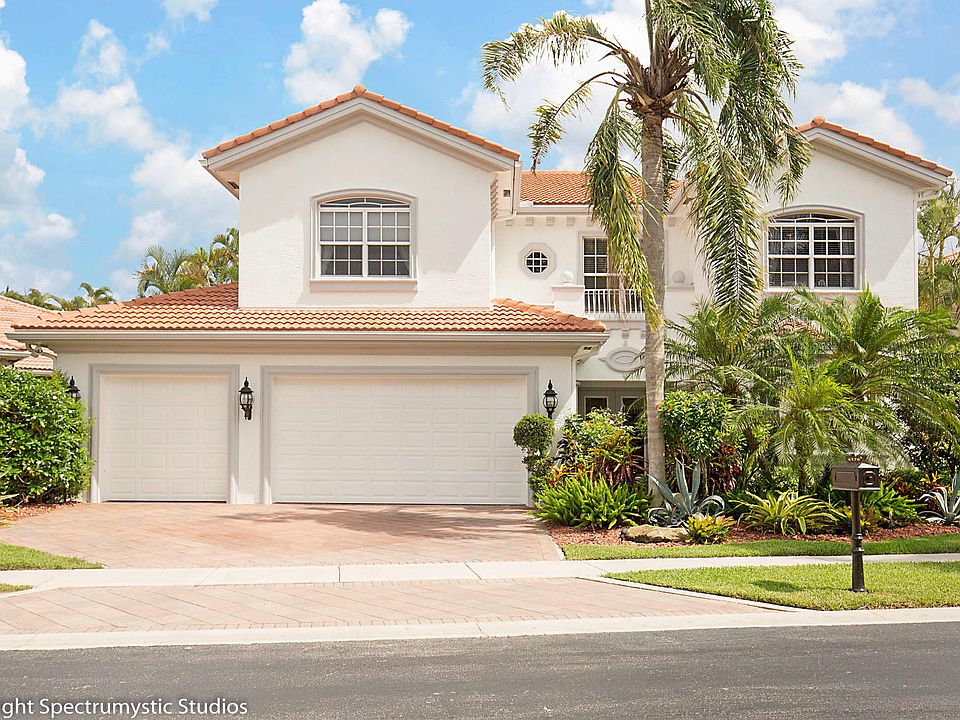 Home For Sale In Woodfield Country Club