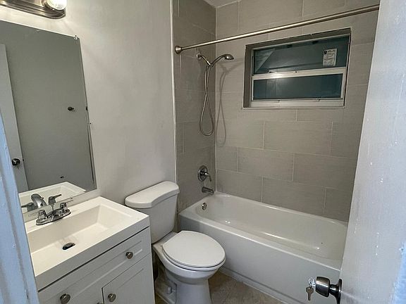 4th image of 519 NW 3rd Ter #1