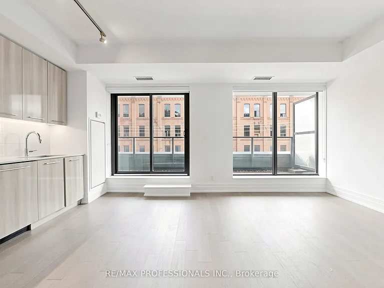 90 Niagara St #311 — Photo 4