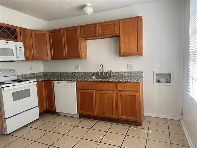 3 bed, 3.0 bath, 1600 sqft, $1,800 — Photo 3