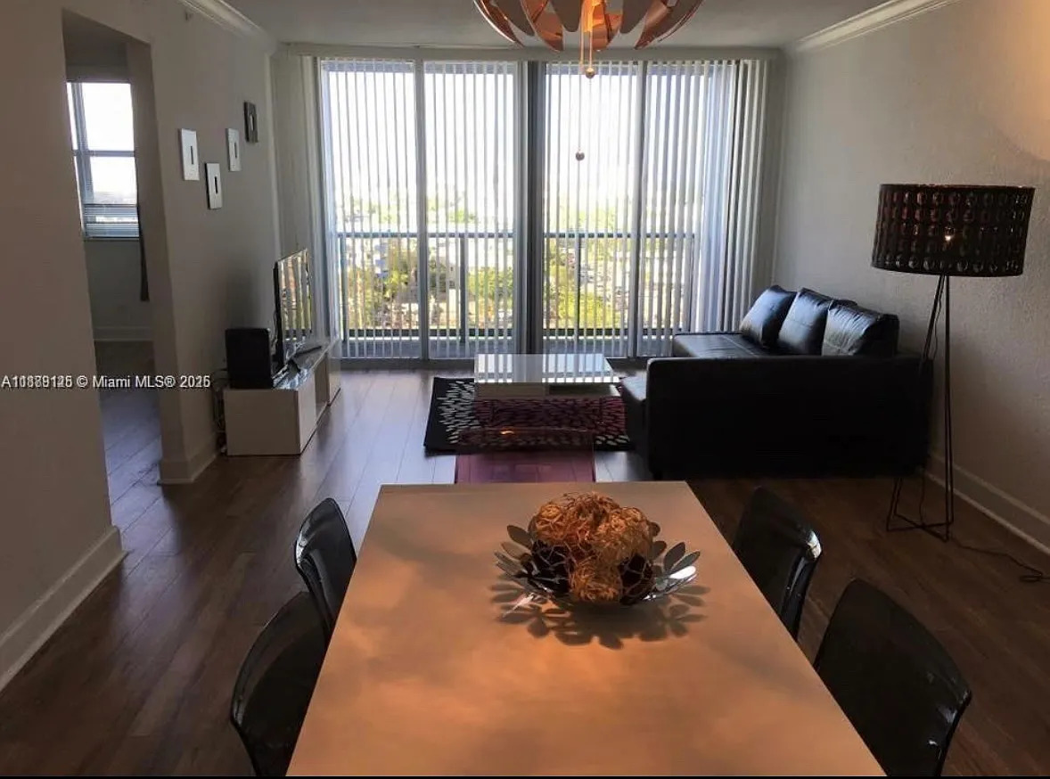 1 bed, 898 sqft, $2,500 — Photo 2