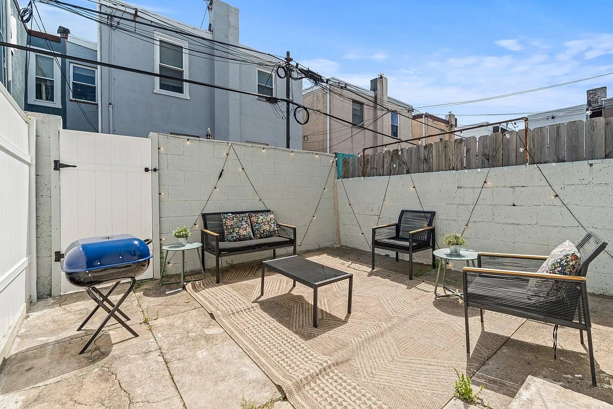 Building Photo - 2131 S Chadwick St