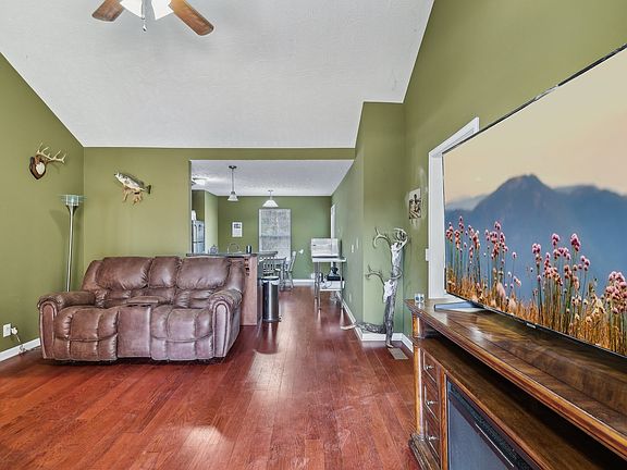 3rd image of 112 Garden Dr