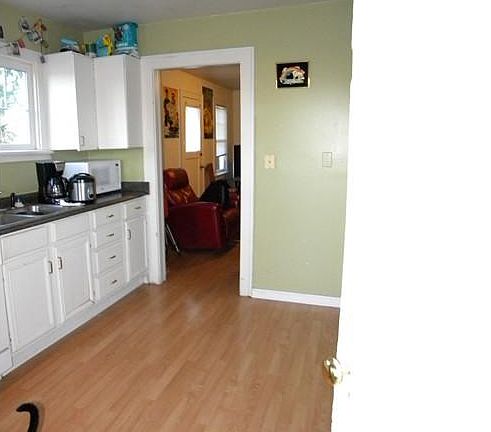 kitchen, doorway to livingroom and frontdoor