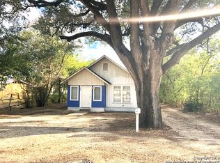 205 Zig Zag Ave, Devine, TX 78016