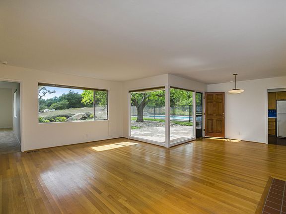 3rd image of 609 Mountain Dr