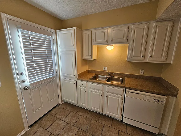 1400 Darr St #B — Photo 2