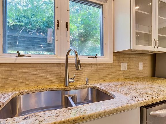 5th image of 139 Chelmsford Dr