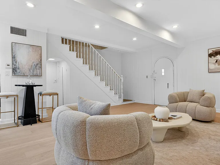 612 N Bedford Dr — Photo 43
