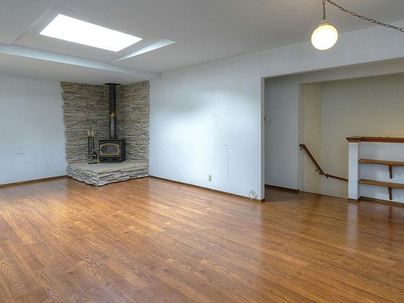 3rd image of 296 Reichling Ave