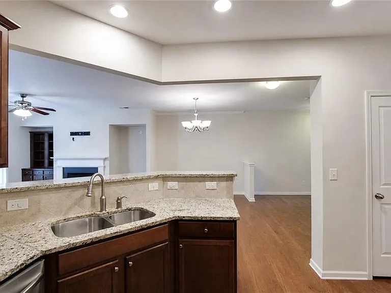 2132 Greencrest Cir — Photo 9