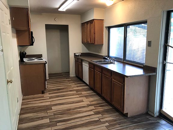 2nd image of 404 Southlake Dr