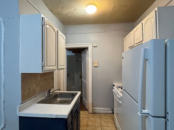 4th image of 48 Vroom St #103