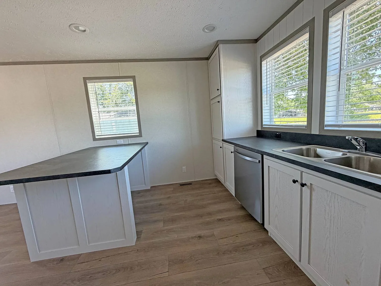 3 bed, 2.0 bath, 1140 sqft, $1,300 — Photo 3