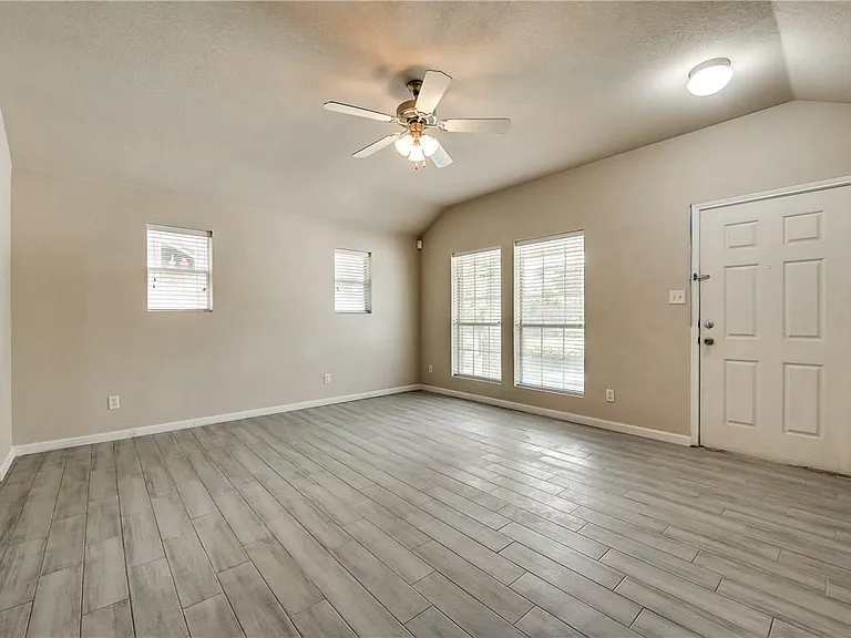 952 Bentwood Trl — Photo 4