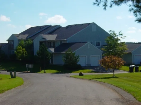 213 Hunters Ln NE, Rockford, MI 49341