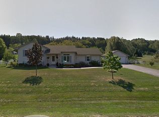 106 Oakwood Ln, North Prairie, WI 53153