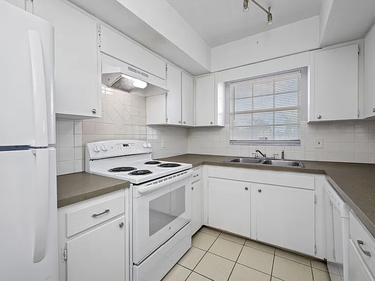 Lake Tarpon Apartments — Photo 44