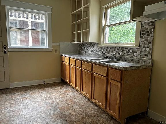 3rd image of 1026 E Wayne St Floor 1