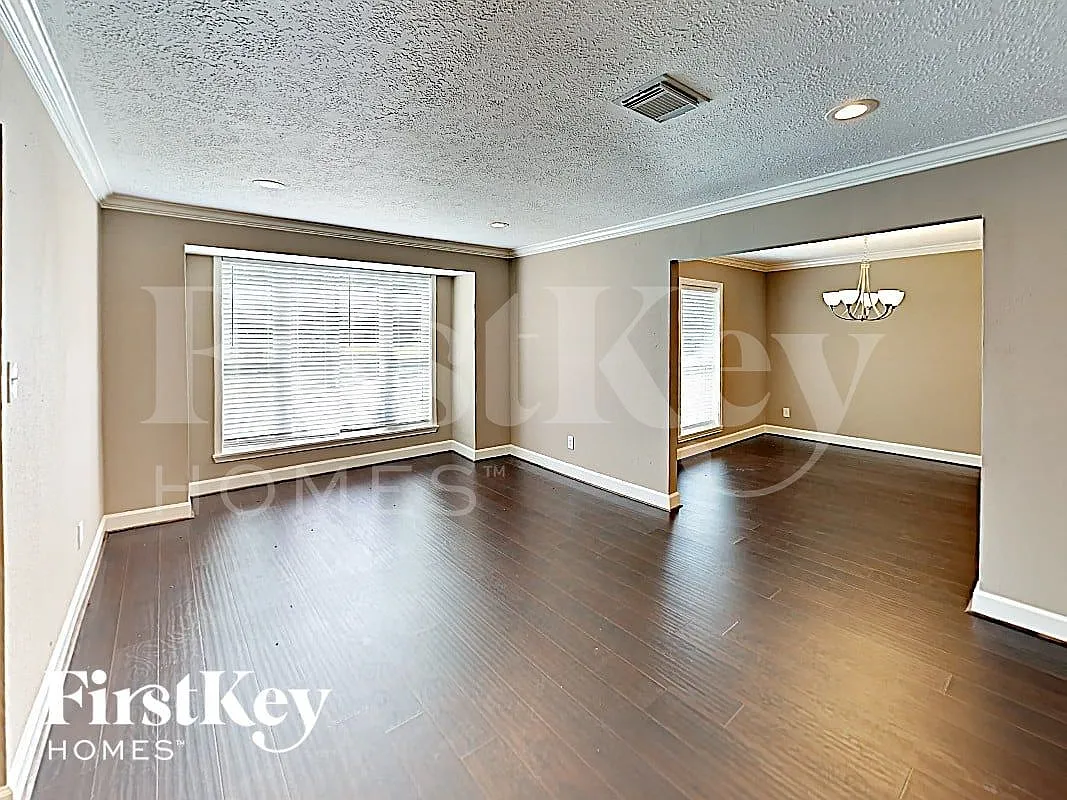 4 bed, 2.0 bath, 2098 sqft, $2,435 — Photo 2