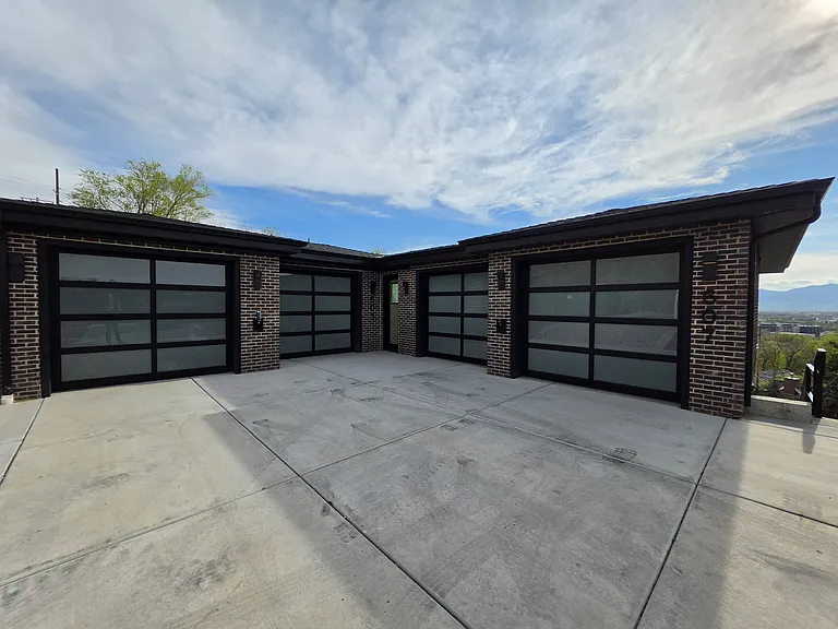 607 N Darwin St — Photo 2