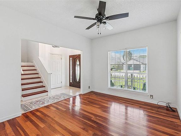 4th image of 61 Oakley Dr