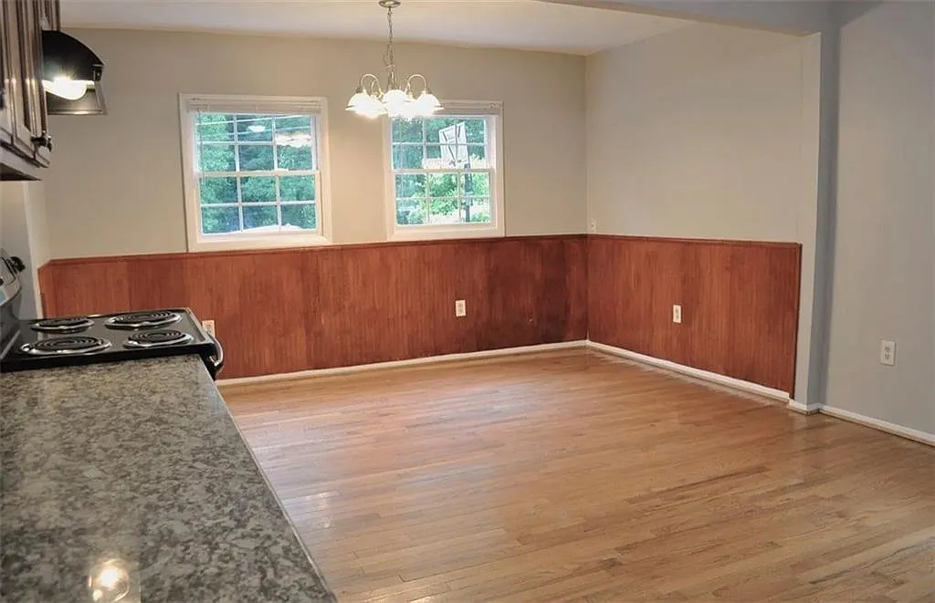 3 bed, 1.0 bath, 1025 sqft, $1,700 — Photo 3