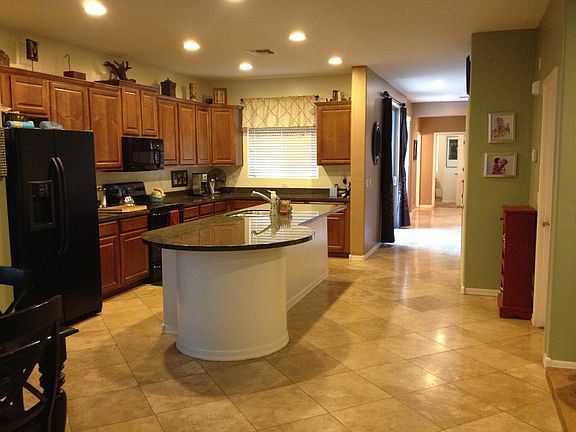 3rd image of 426 W Desert Broom Dr