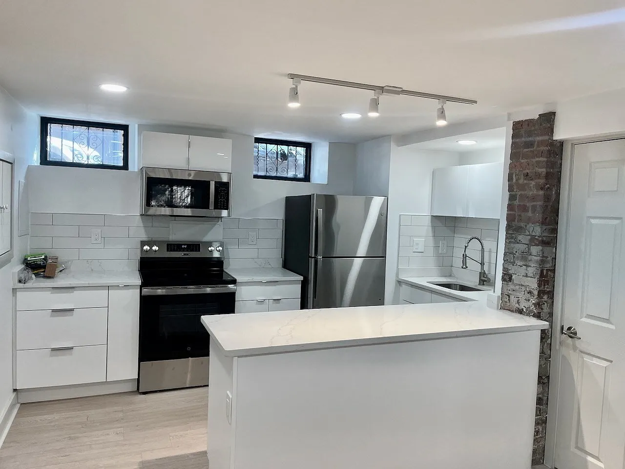 2 bed, 2.0 bath, 1055 sqft, $5,500 — Photo 1