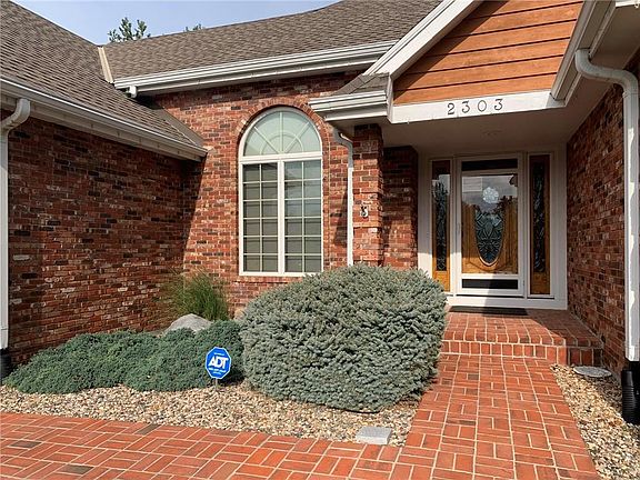 3rd image of 2303 Woodridge Ct